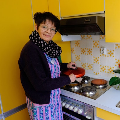 Museums-Hauswirtschafterin Monika Blaeser mit zeitgenössischen Geräten in der 70er-Jahre-Küche im Freilichtmuseum Kommern.