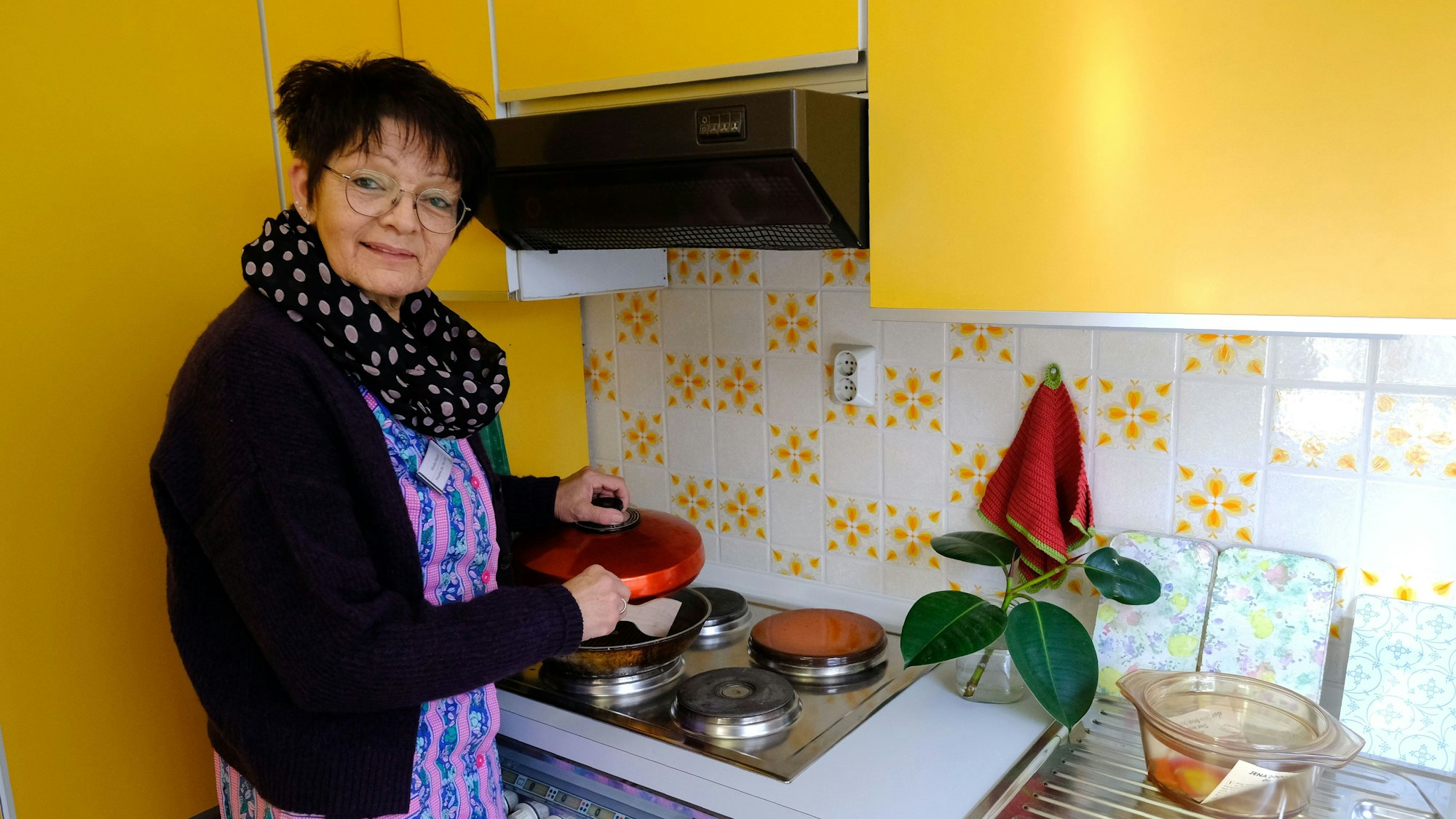 Museums-Hauswirtschafterin Monika Blaeser mit zeitgenössischen Geräten in der 70er-Jahre-Küche im Freilichtmuseum Kommern.