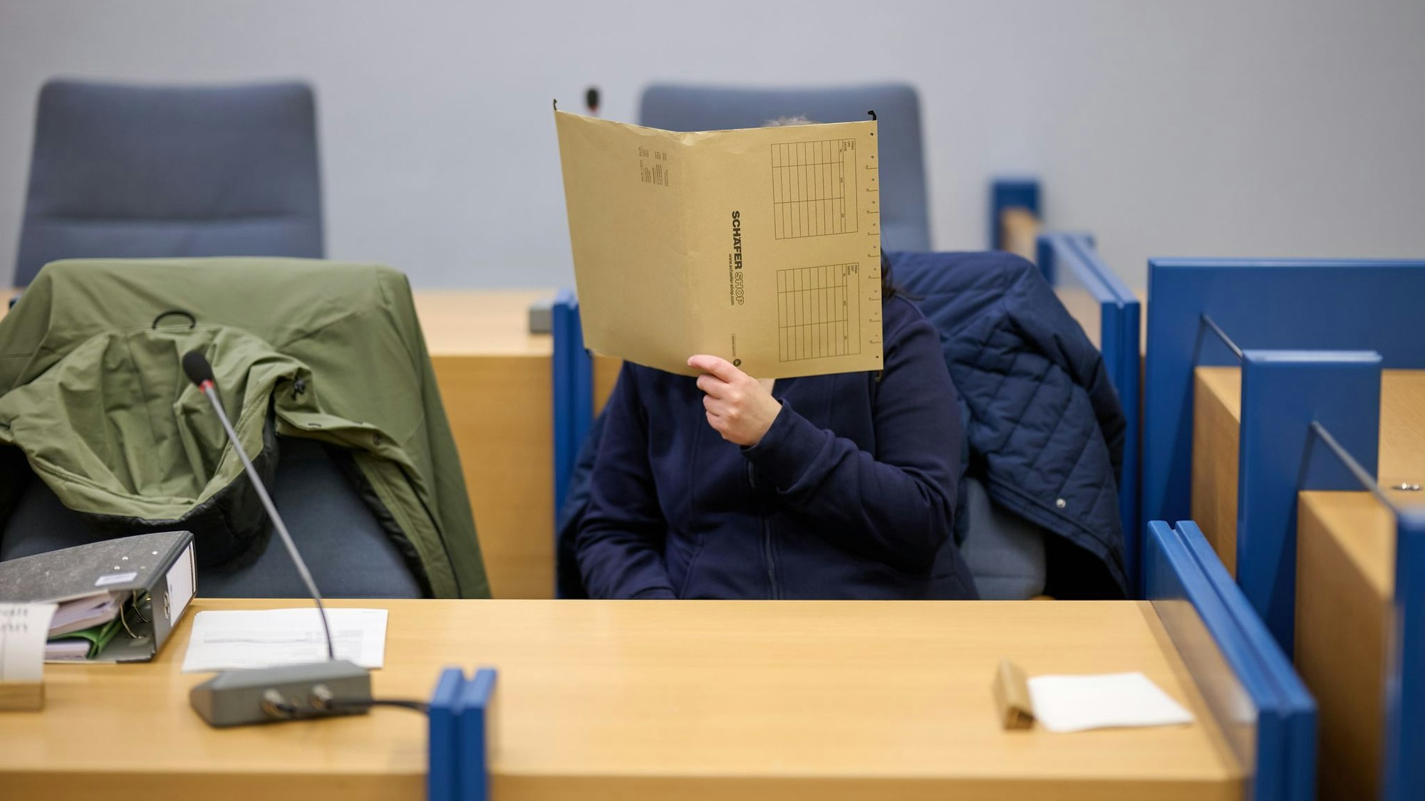 Die angeklagte Mutter – hier zum Prozessauftakt – soll versucht haben, sich das Leben zu nehmen. (Archivbild)