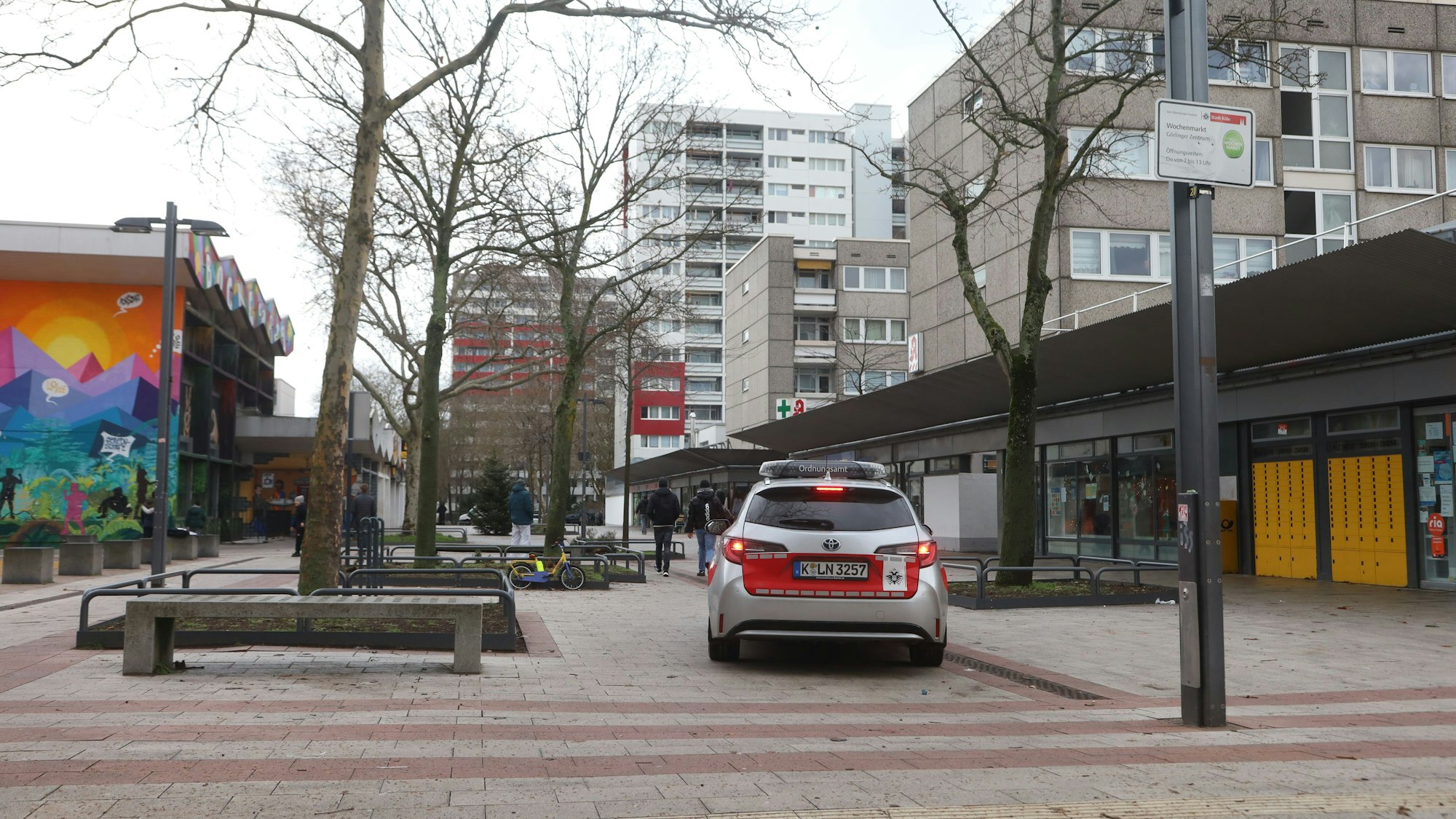 Das Ordnungsamt patrouilliert über den Hauptplatz des Görlinger-Zentrums, immer wieder zünden Jugendliche hier laut Anwohnern laute Böller in den Wintermonaten.