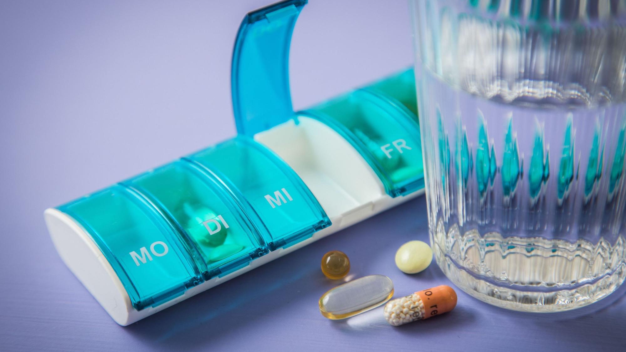 ILLUSTRATION - Manche Menschen tun sich schwer beim Schlucken von Tabletten: Ein paar Tricks können helfen und das Einnehmen deutlich erleichtern. (zu dpa: «Probleme beim Schlucken von Tabletten? Diese Tricks helfen») Foto: Christin Klose/dpa-tmn - Honorarfrei nur für Bezieher des dpa-Themendienstes +++ dpa-Themendienst +++