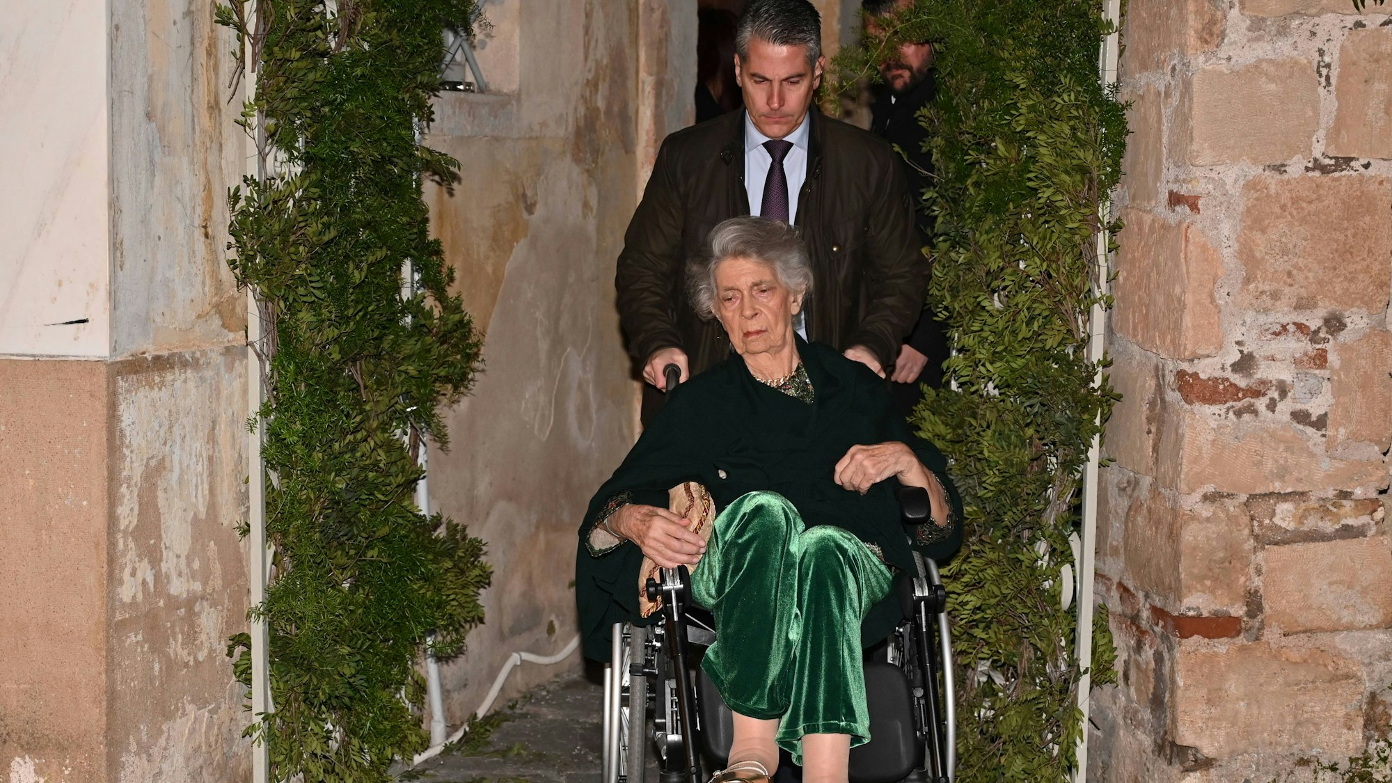 Prinzessin Irene von Griechenland und Dänemark verlässt die Kirche Agios Nikolaos Ragavas im Athener Stadtteil Plaka nach der Hochzeit von Prinz Nikolaos von Griechenland und Chrysi Vardinogianni in Athen.