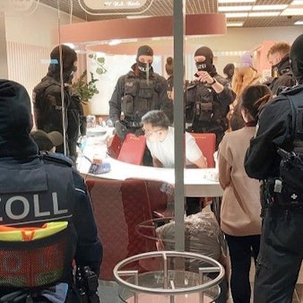 Großeinsatz gegen organisierte Kriminalität in Nagelstudios.