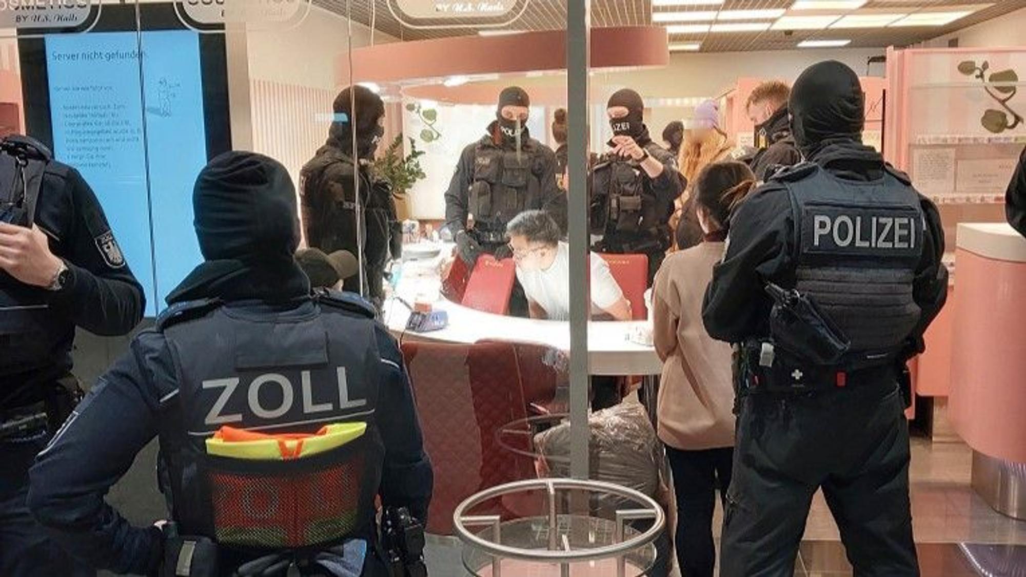 Großeinsatz gegen organisierte Kriminalität in Nagelstudios.