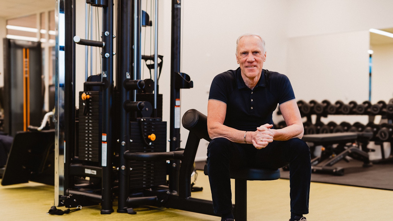 Ingo Froboese sitzt im Fitnessstudio