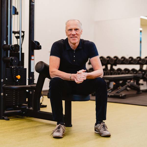 Ingo Froboese sitzt im Fitnessstudio