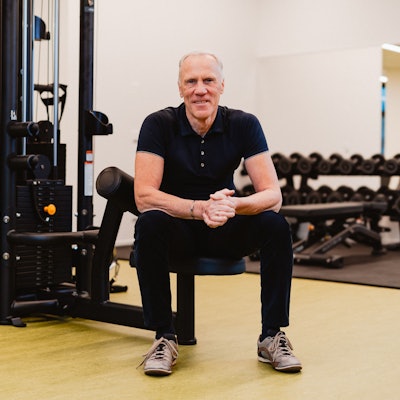Ingo Froboese sitzt im Fitnessstudio