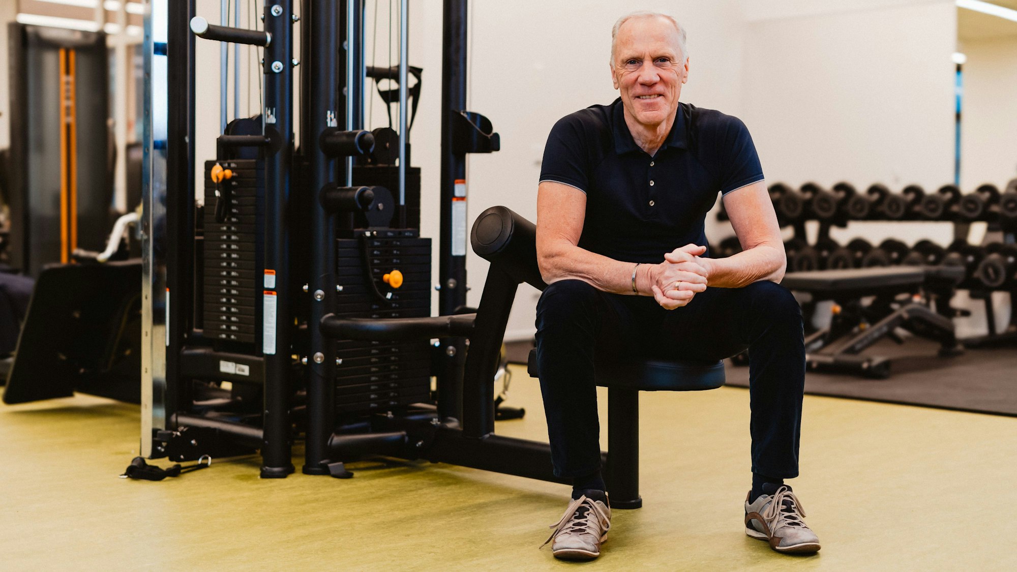 Ingo Froboese sitzt im Fitnessstudio