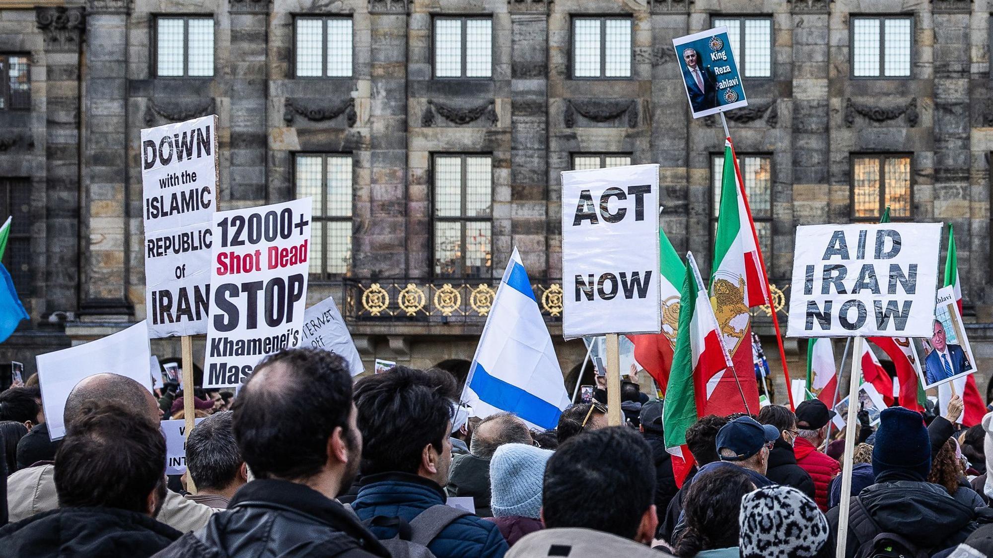 Das Bild zeigt Demonstranten bei Solidaritätsbekundungen mit den Menschen im Iran in Amsterdam. Foto: Dingena Mol / ANP / AFP) / Netherlands OUT