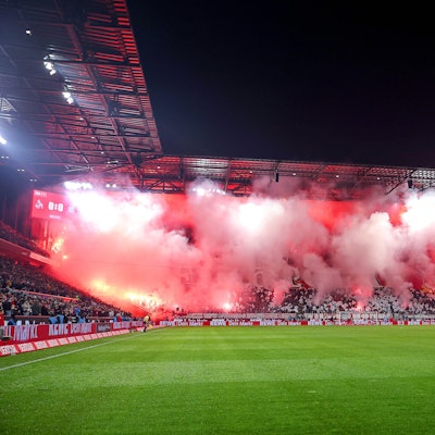 Die Kölner Südtribüne leuchtete zum Beginn des Spiels gegen den FC Bayern im Feuerschein der Pyrofackeln, dem FC droht erneut eine Strafe.