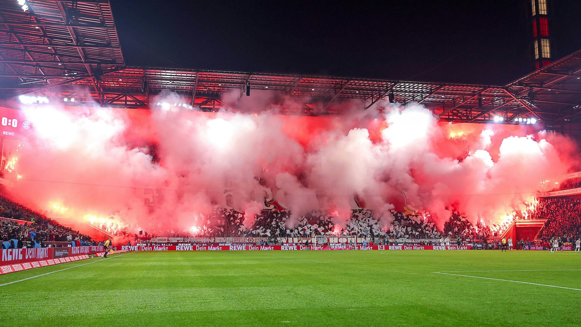 Die Kölner Südtribüne leuchtete zum Beginn des Spiels gegen den FC Bayern im Feuerschein der Pyrofackeln, dem FC droht erneut eine Strafe.