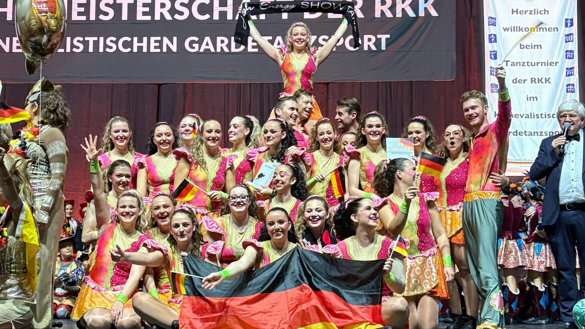 Das Bild zeigt die Showtanzgruppe aus Billig bei der Siegerehrung.