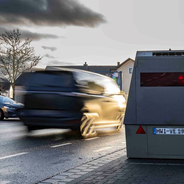 Das Bild zeigt den mobilen Blitzer in Kuchenheim.