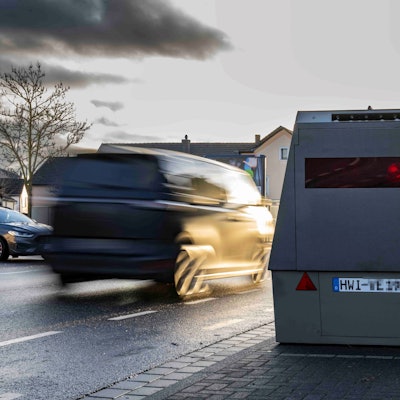 Das Bild zeigt den mobilen Blitzer in Kuchenheim.