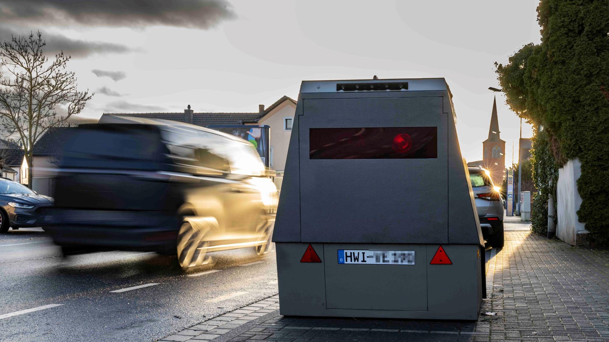 Das Bild zeigt den mobilen Blitzer in Kuchenheim.