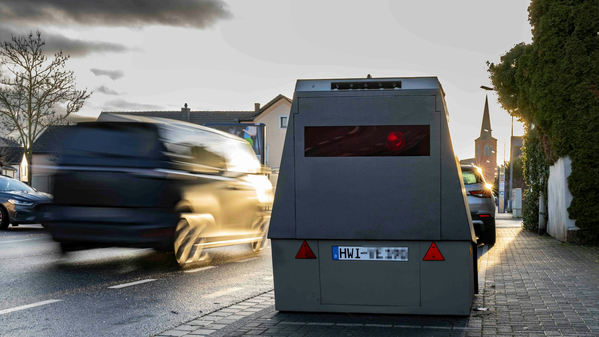 Das Bild zeigt den mobilen Blitzer in Kuchenheim.