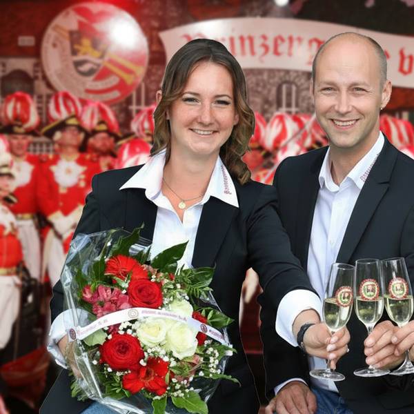 Prinz in spe Thomas III. (Schmitz, Mitte), Bauer Maurice (Jakobs) und Jungfrau Lea (Rodenbach) stoßen beim Uniformappell der Prinzengarde an.