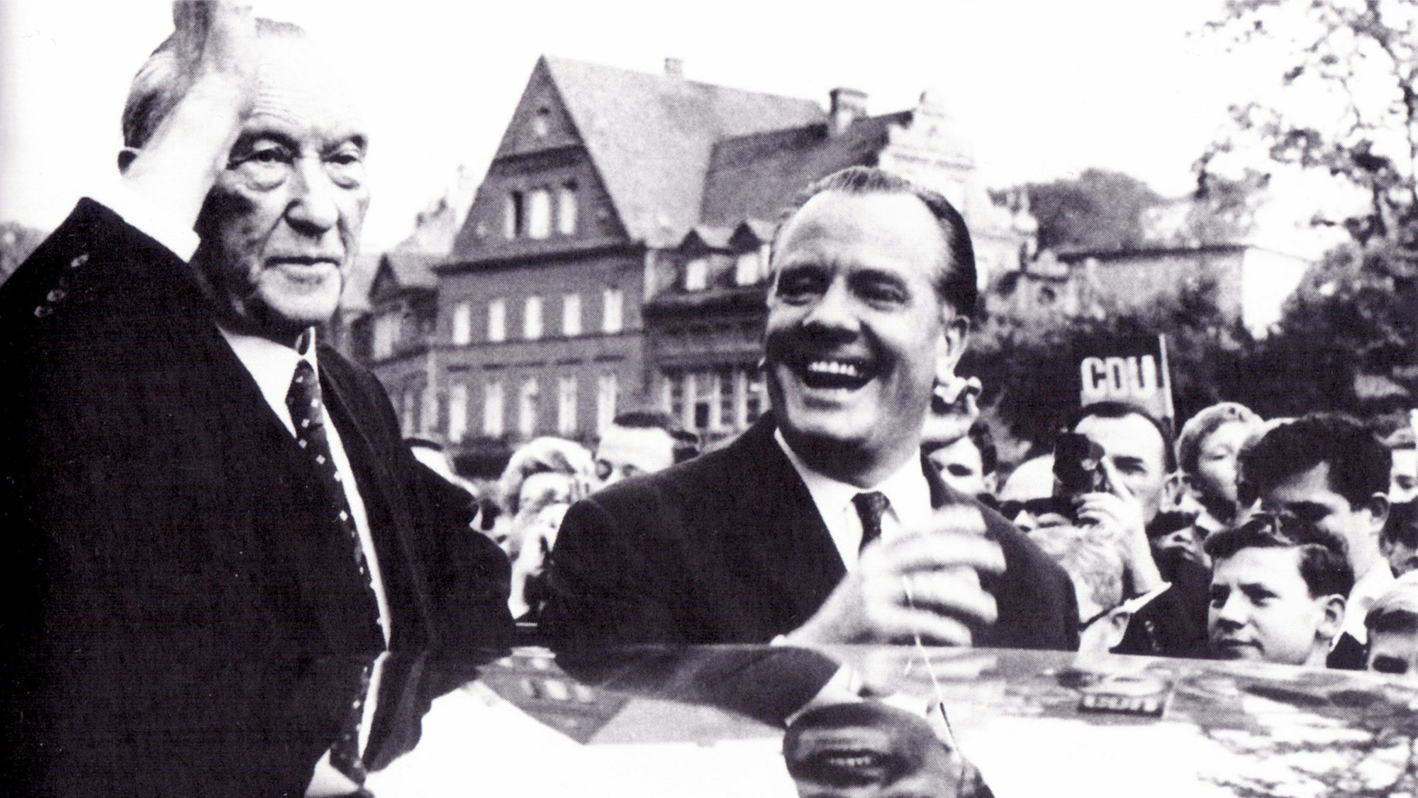 Konrad Adenauer mit Paul Lücke auf dem damaligen Gladbacher Marktplatz.
