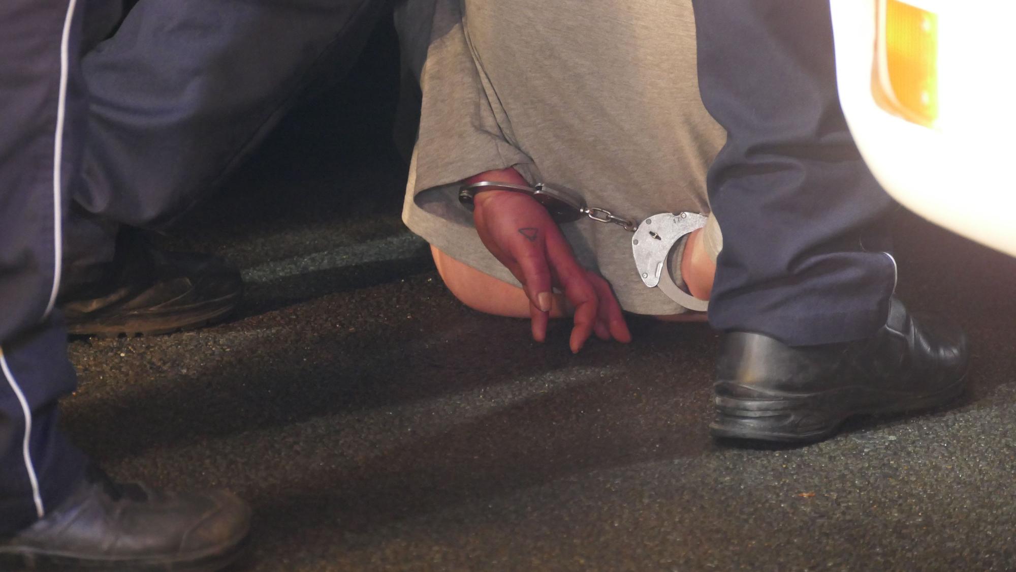 Die Polizei legte der Frau Handschellen an.
