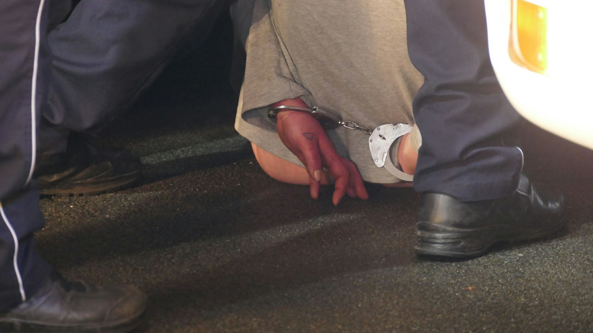 Die Polizei legte der Frau Handschellen an.