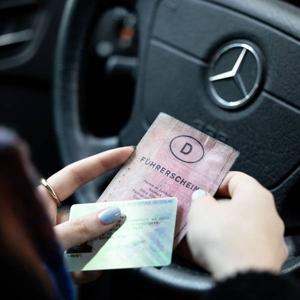 Diesen rosa Papierführerschein sollten Sie nur noch als Andenken haben – als Dokument ist er ungültig und Sie hätten schon längst einen neuen beantragen müssen.