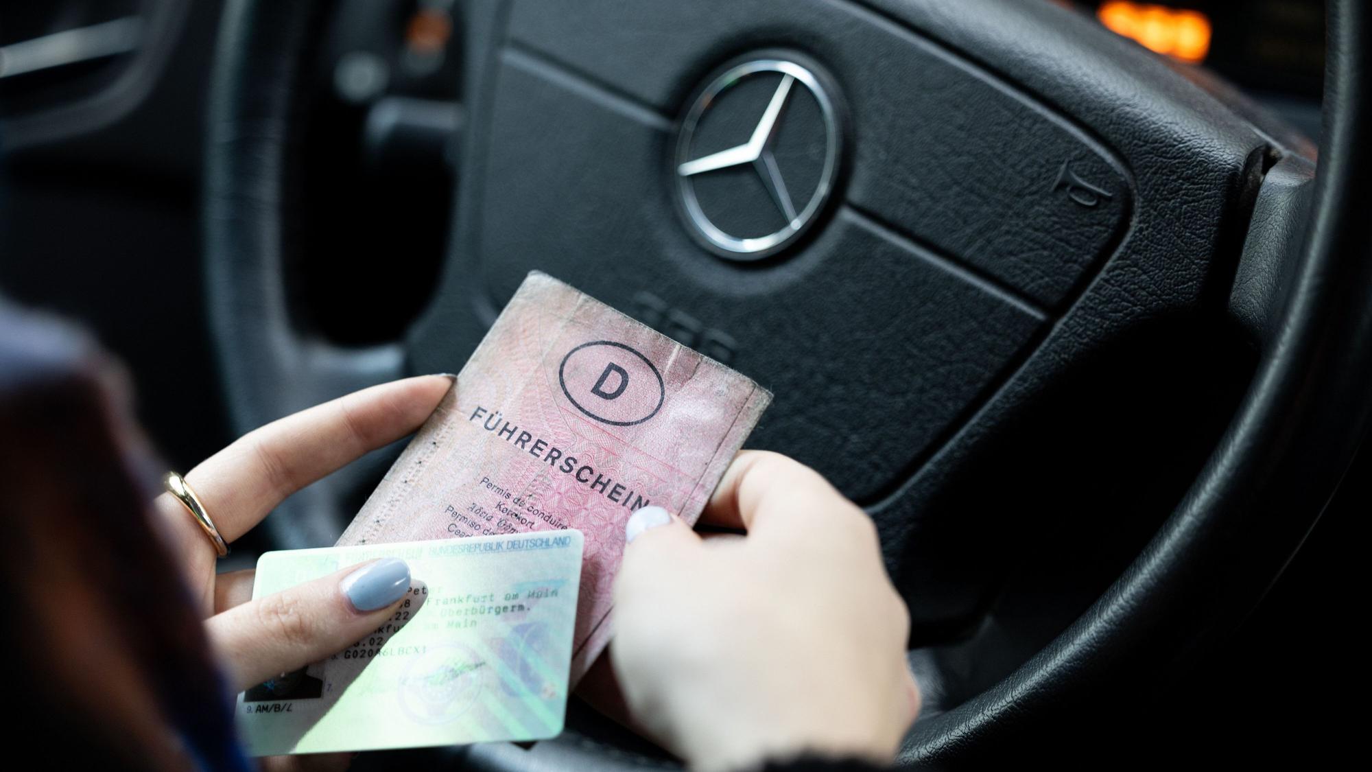 Diesen rosa Papierführerschein sollten Sie nur noch als Andenken haben – als Dokument ist er ungültig und Sie hätten schon längst einen neuen beantragen müssen.