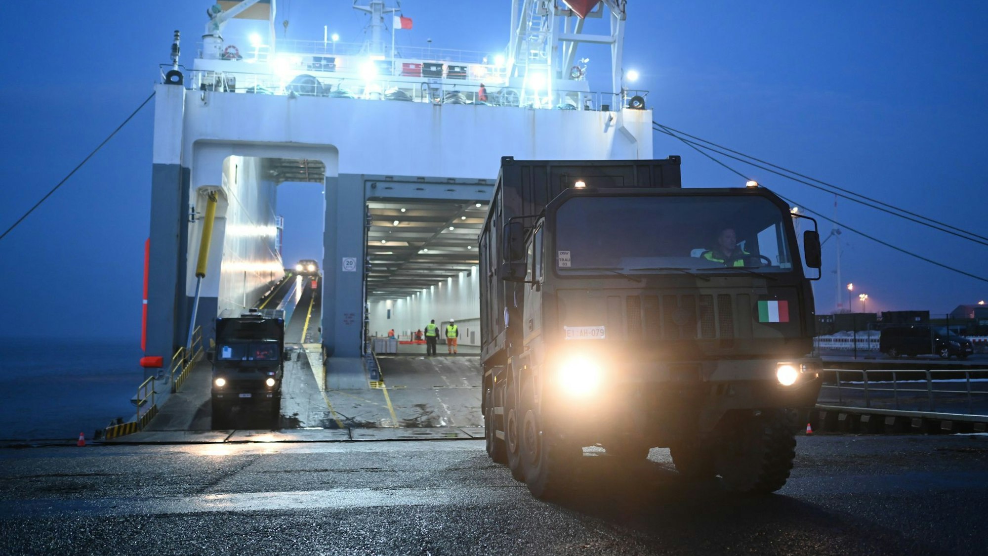 Erste Militärfahrzeuge sind in Emden angekommen.
