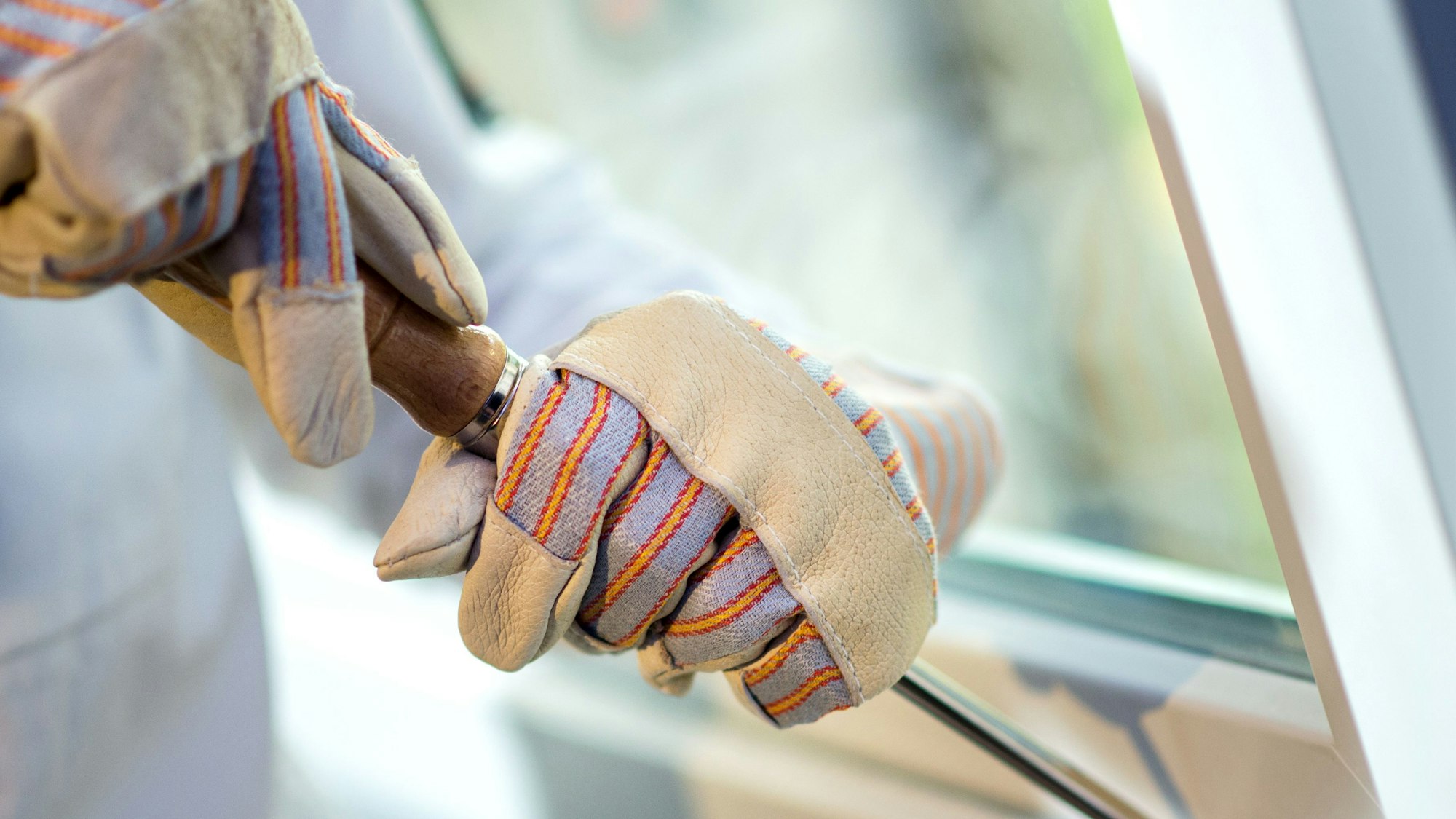 Die mutmaßlich junge Frau machte sich an einem Küchenfenster zu schaffen.