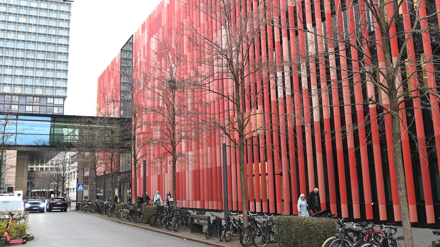 Das Centrum für Integrierte Onkologie der Uniklinik Köln ist zu sehen. Die Fassade ist von roten Paneelen bedeckt.