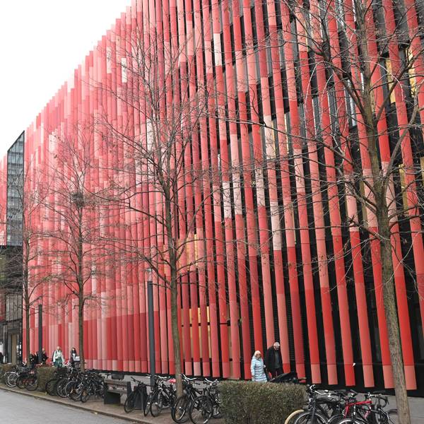 Das Centrum für Integrierte Onkologie der Uniklinik Köln ist zu sehen. Die Fassade ist von roten Paneelen bedeckt.