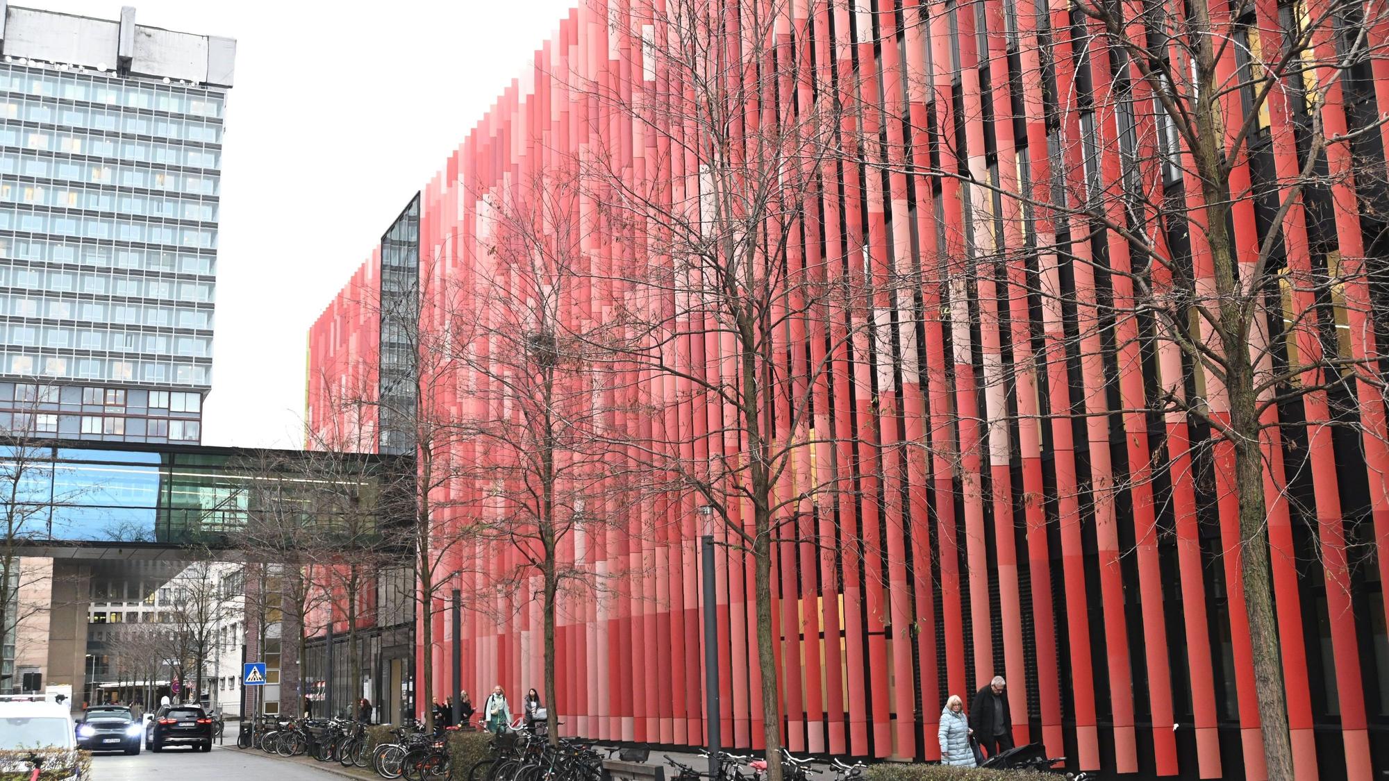 Das Centrum für Integrierte Onkologie der Uniklinik Köln ist zu sehen. Die Fassade ist von roten Paneelen bedeckt.