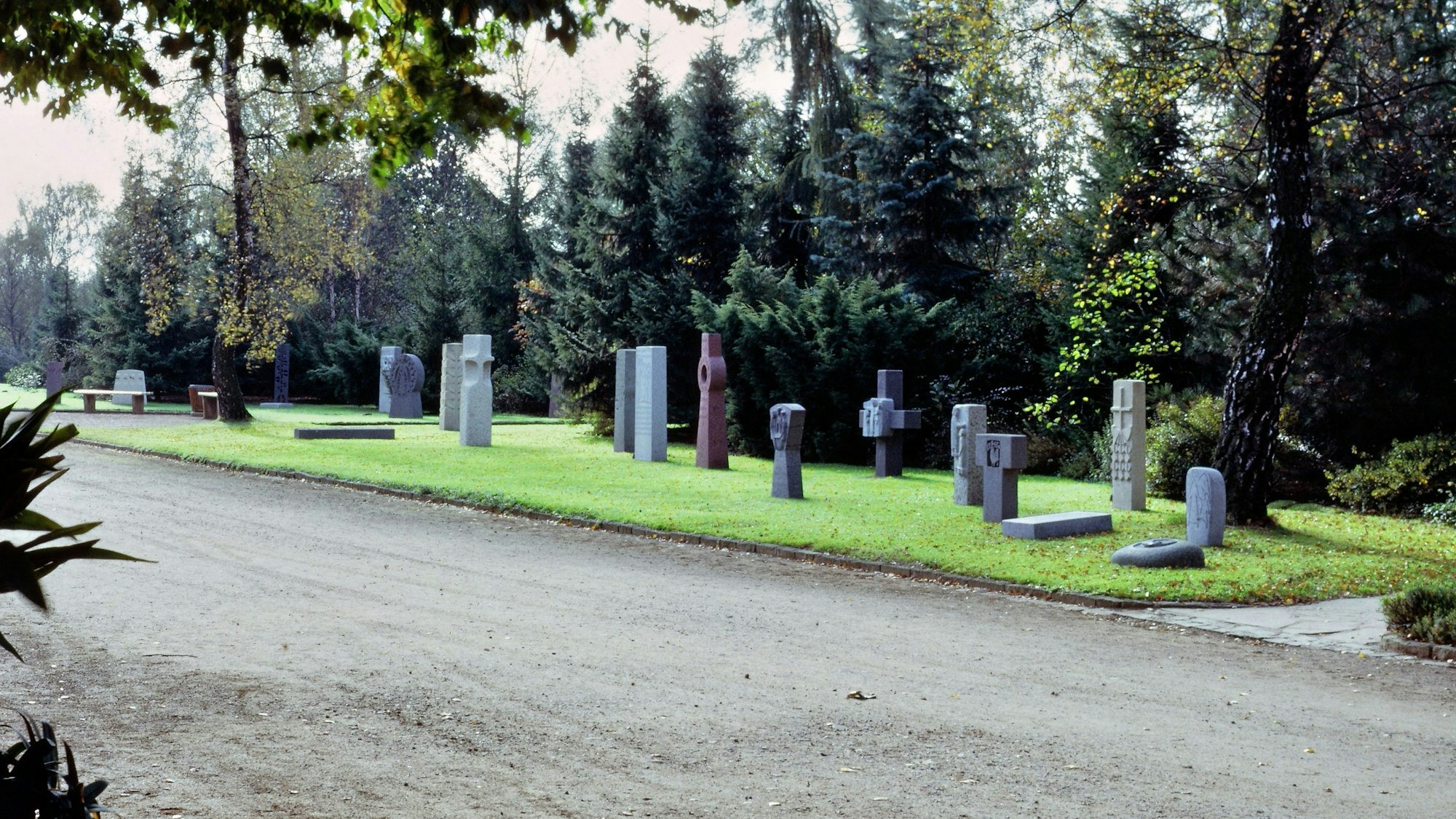 Bildhauerisch gestaltete Grabsteine auf dem Friedhof Birkenberg