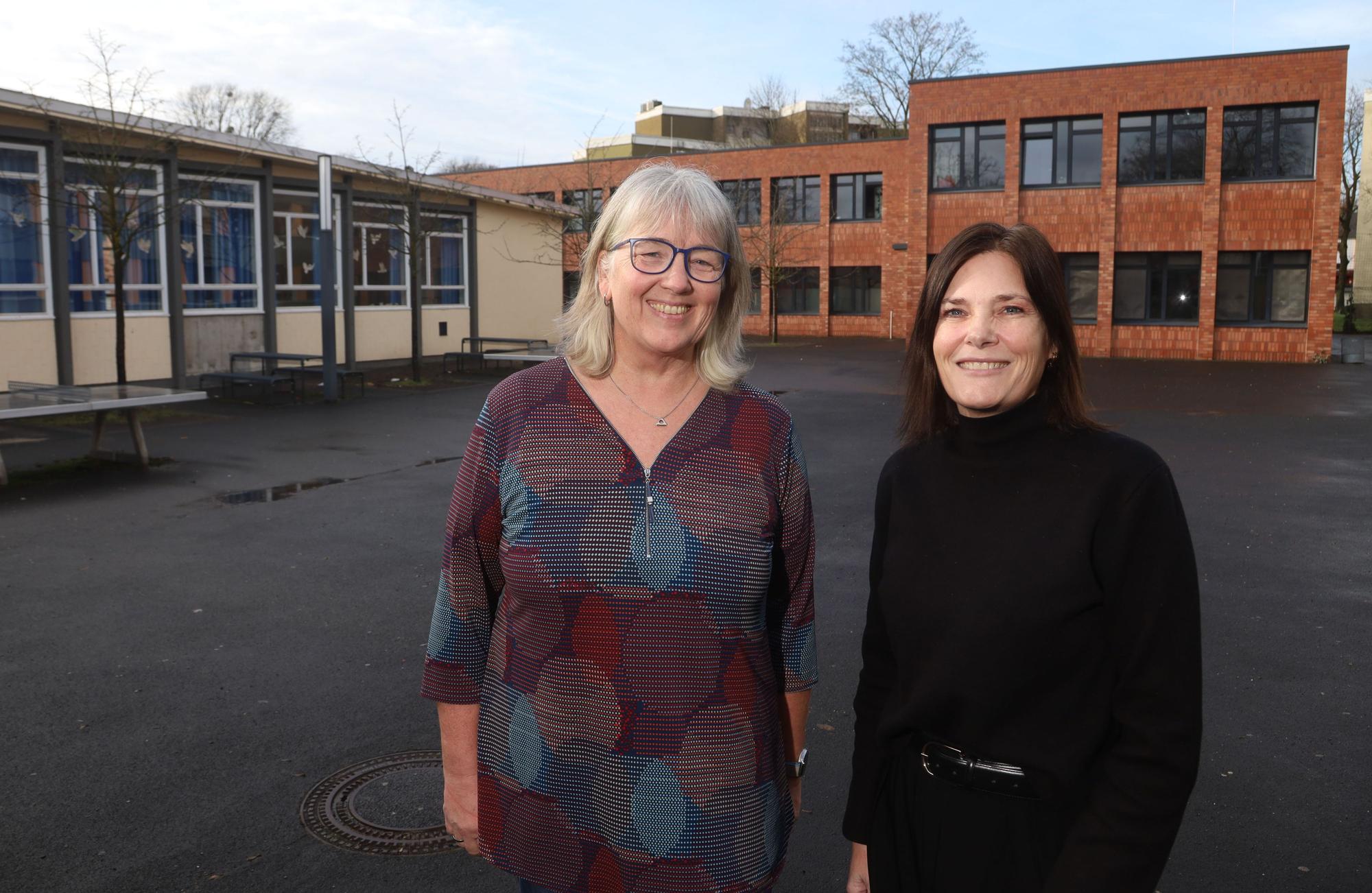 13.01.2026, Köln: Die Schulleiterinen der Nelson-Mandela-Schule in Buchheim, Andrea Badjie (schwarzes Oberteil) und ihrer Stellvertreterin Anja Dinslaken. Sie sprechen im Interview über benachteiligte Stadtteile. Foto: Arton Krasniqi