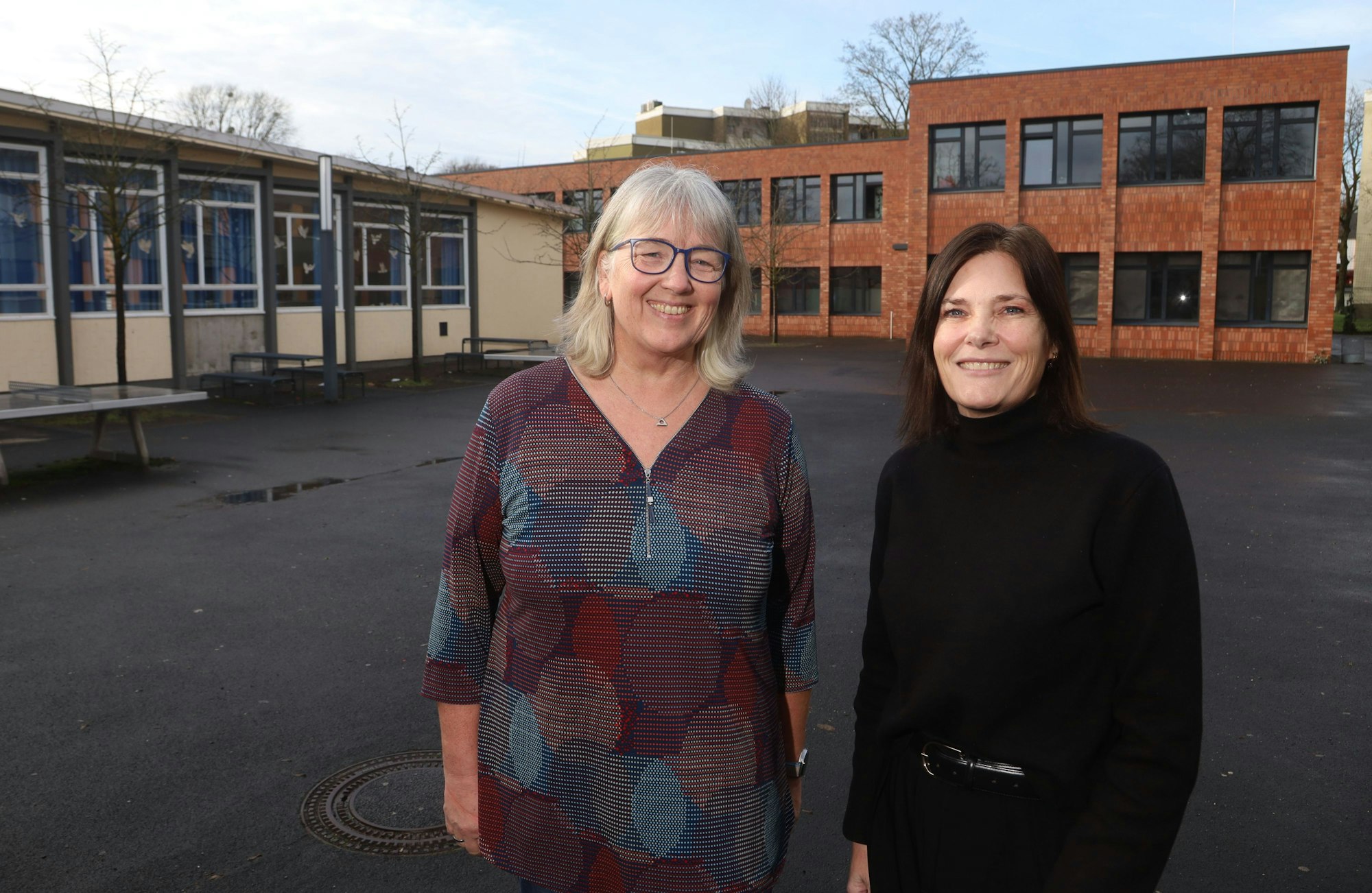 13.01.2026, Köln: Die Schulleiterinen der Nelson-Mandela-Schule in Buchheim, Andrea Badjie (schwarzes Oberteil) und ihrer Stellvertreterin Anja Dinslaken. Sie sprechen im Interview über benachteiligte Stadtteile. Foto: Arton Krasniqi