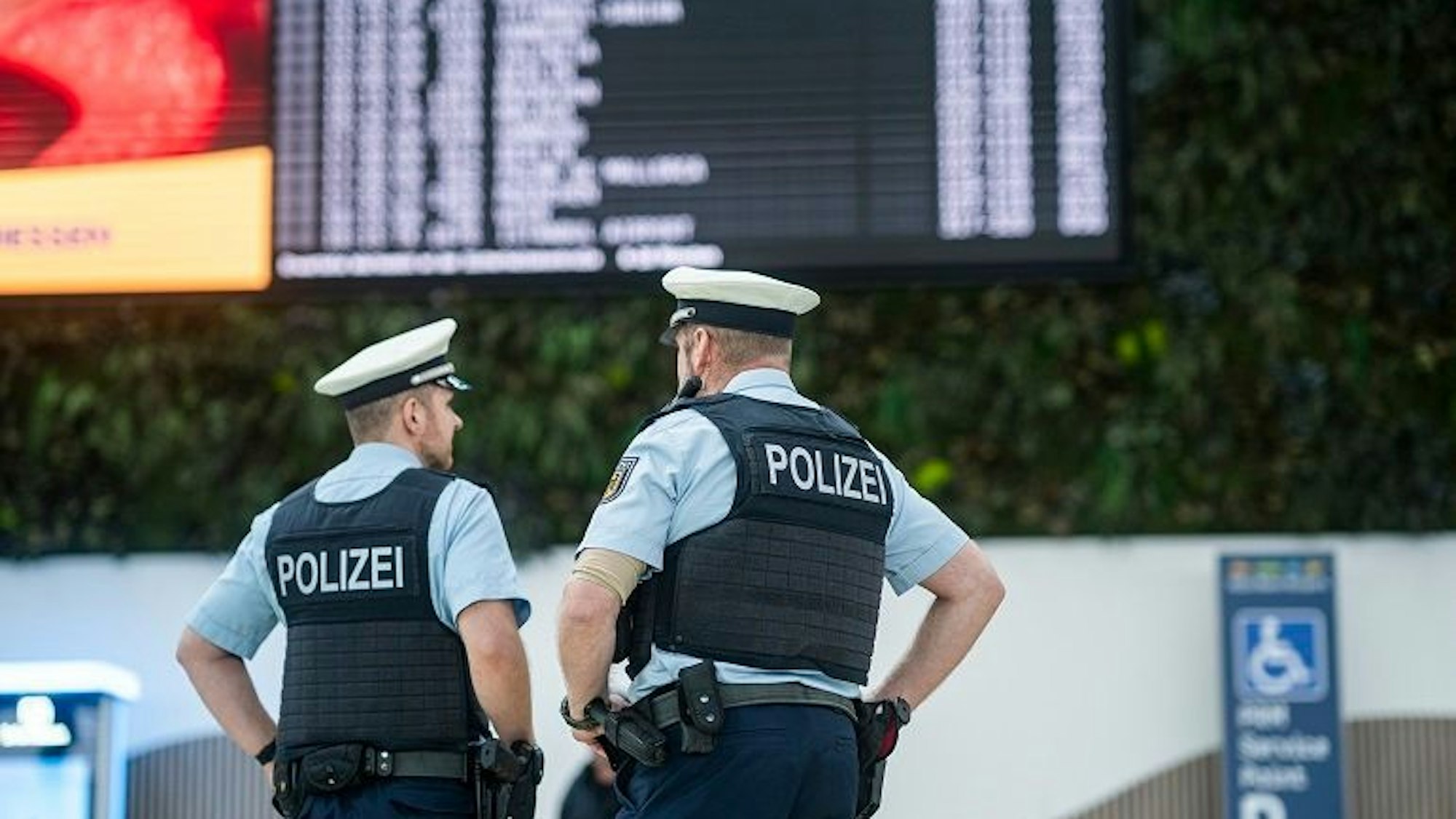 Bundespolizei nimmt vermisste Jugendliche am Flughafen Köln/Bonn in Obhut.