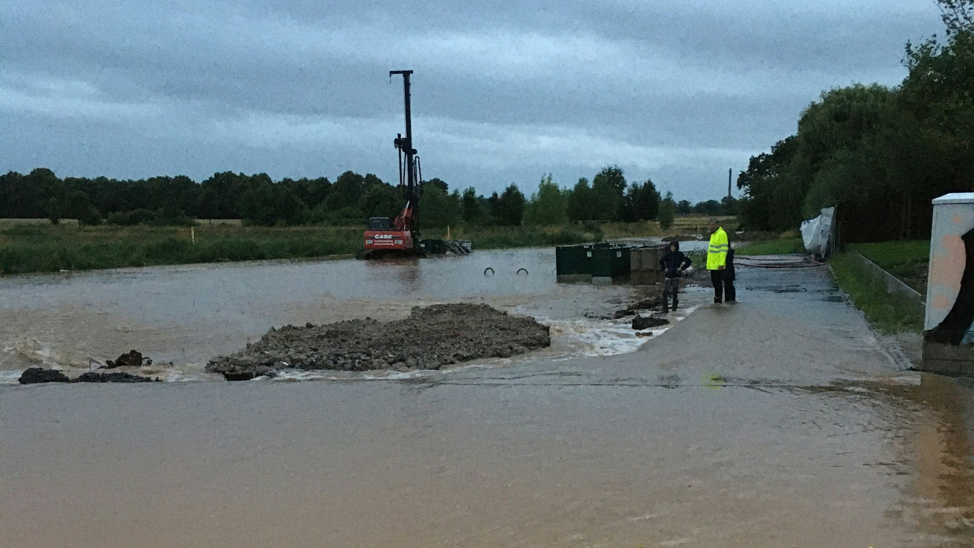 Die Aufnahme zeigt den überfluteten Mitbach.
