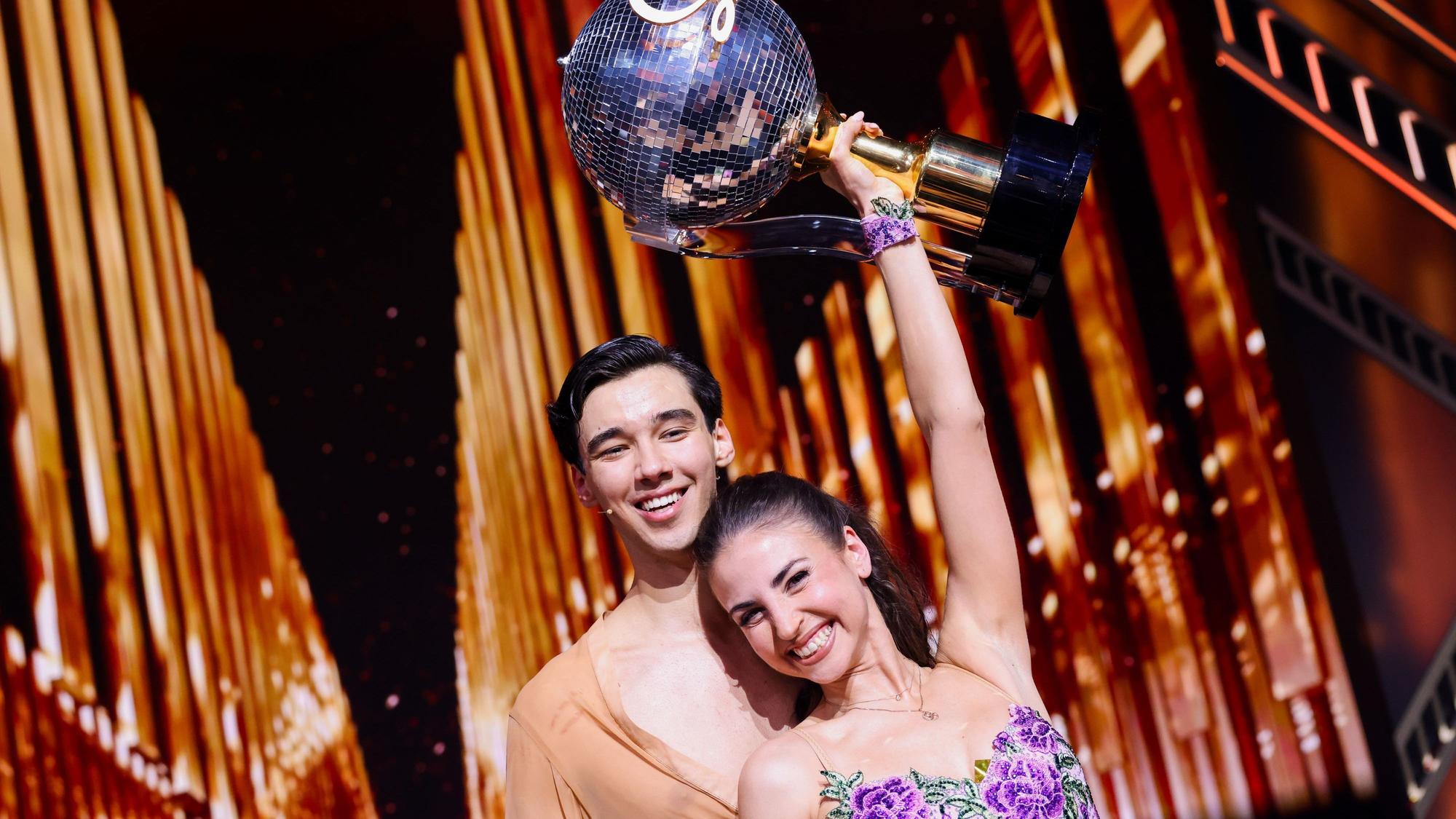 Diego Pooth, Influencer, und Ekaterina Leonova, Profitänzerin, freuen sich mit dem Pokal über den Sieg im Finale der RTL-Tanzshow „Let's Dance“ im Coloneum.