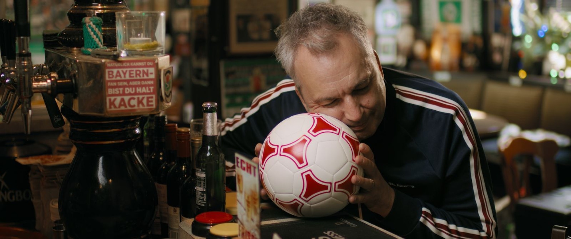 TV-Moderator Arnd Zeigler liebt den Fußball, schätzt Franz Beckenbauer und ist (siehe Bild links) kein Fan vom FC Bayern. Aber: „Franz Beckenbauer ist jemand gewesen, der war schon bei mir, da war ich Acht. Und er ist immer noch bei mir.“ (Bild: Broadview)