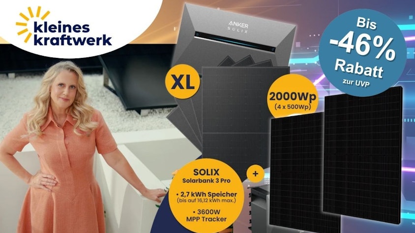 Barbara Schöneberger neben Kleines Kraftwerk Balkonkraftwerk mit Anker Solix Solarbank 3 Pro und Solar-Panelen.