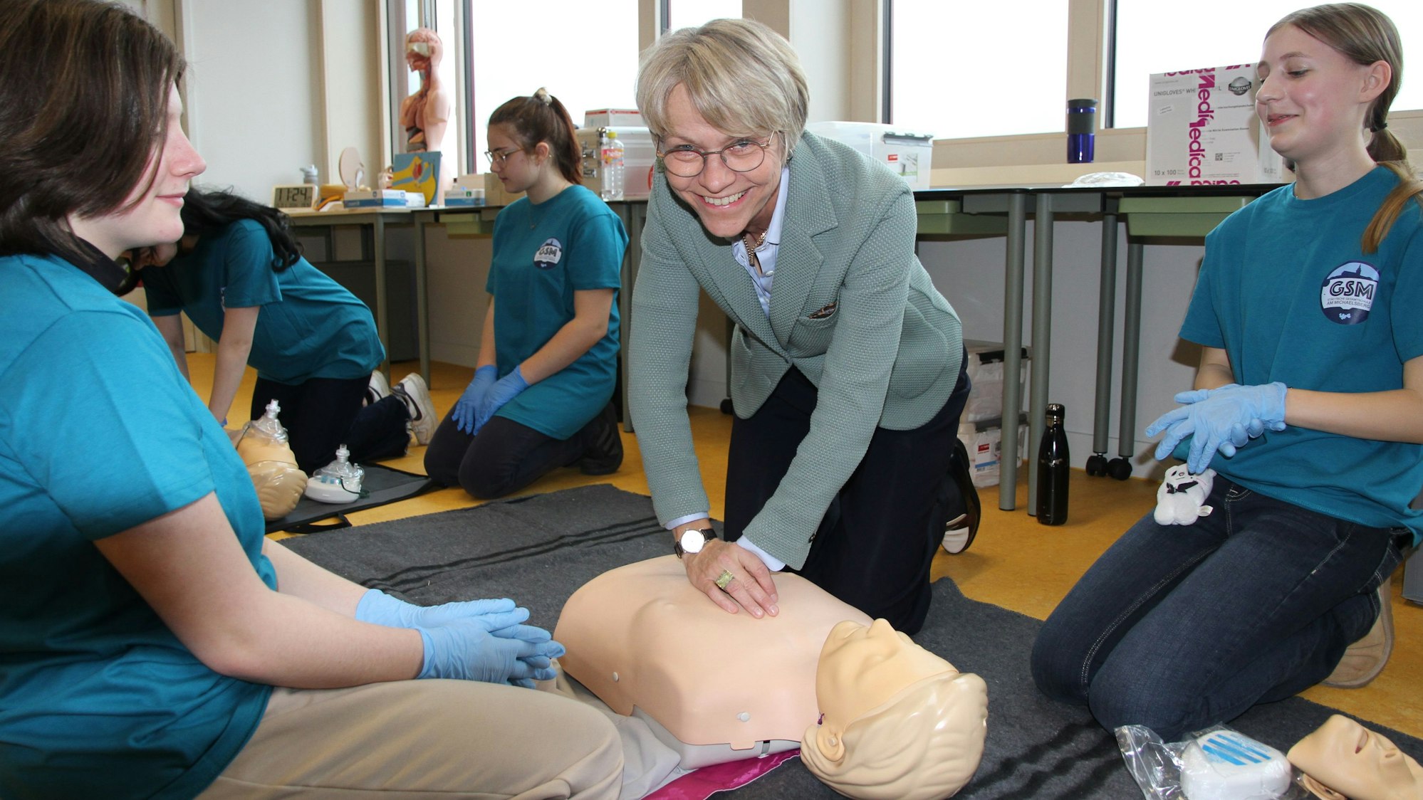 Das Schulsanitäterteam der Gesamtschule am Michaelsberg übt Reanimation, Besuch von NRW-Schulministerin Dorothee Feller