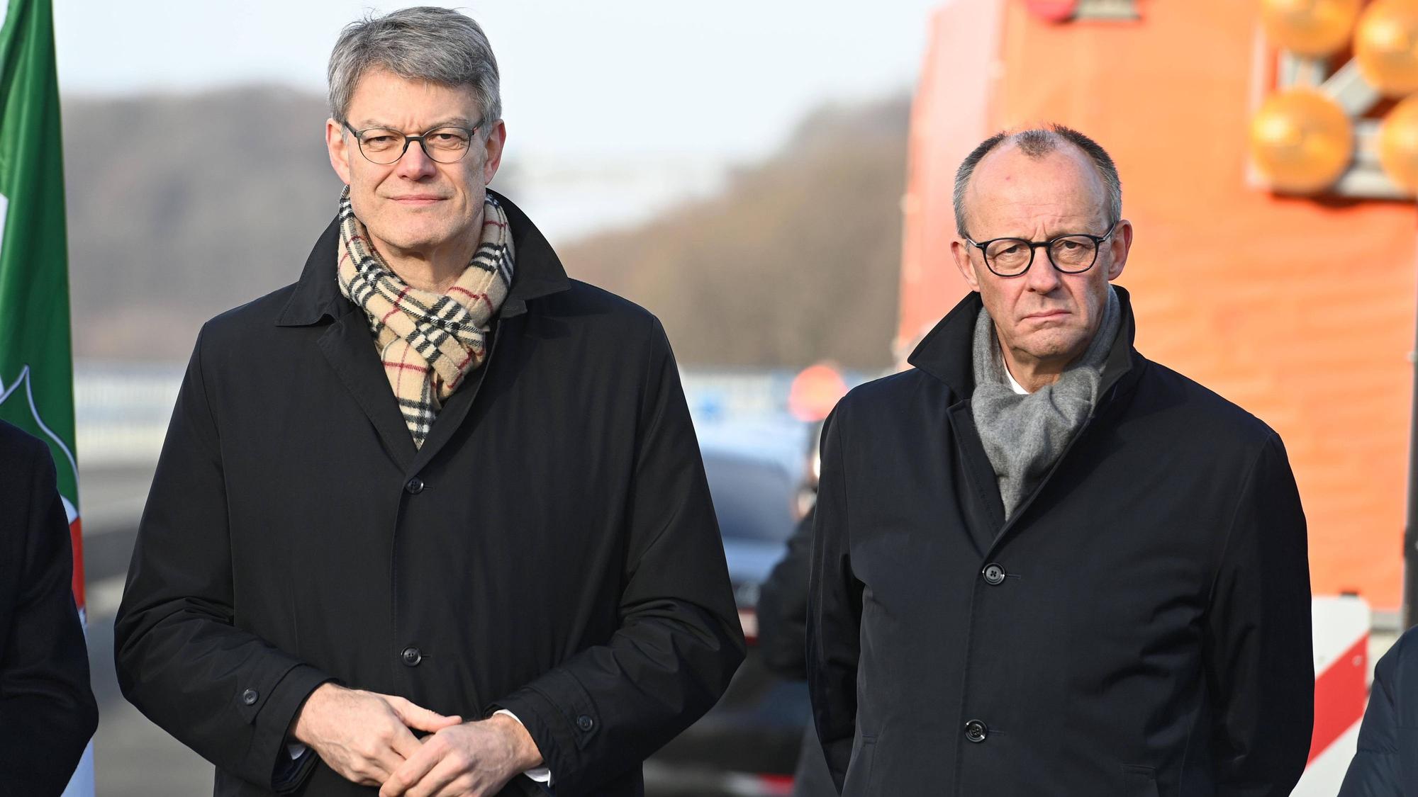 Patrick Schnieder steht neben Friedrich Merz.