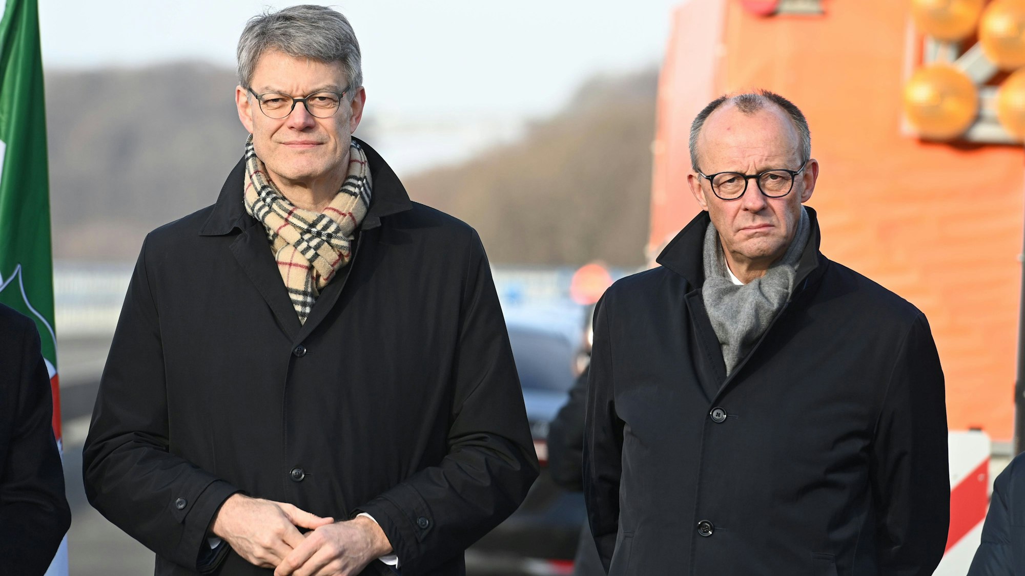 Patrick Schnieder steht neben Friedrich Merz.