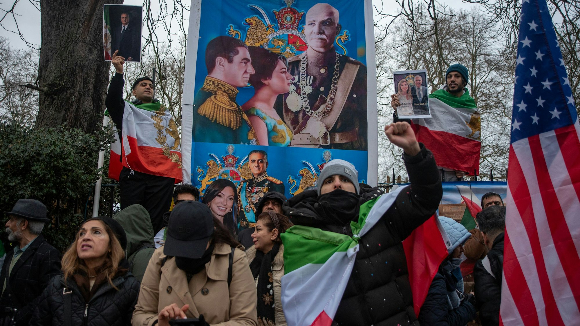 Das Bild zeigt die in Fahnen gehüllten iranischen Demonstranten vor der iranischen Botschaft in London.Foto: Krisztian Elek/SOPA Images via ZUMA Press Wire/dpa