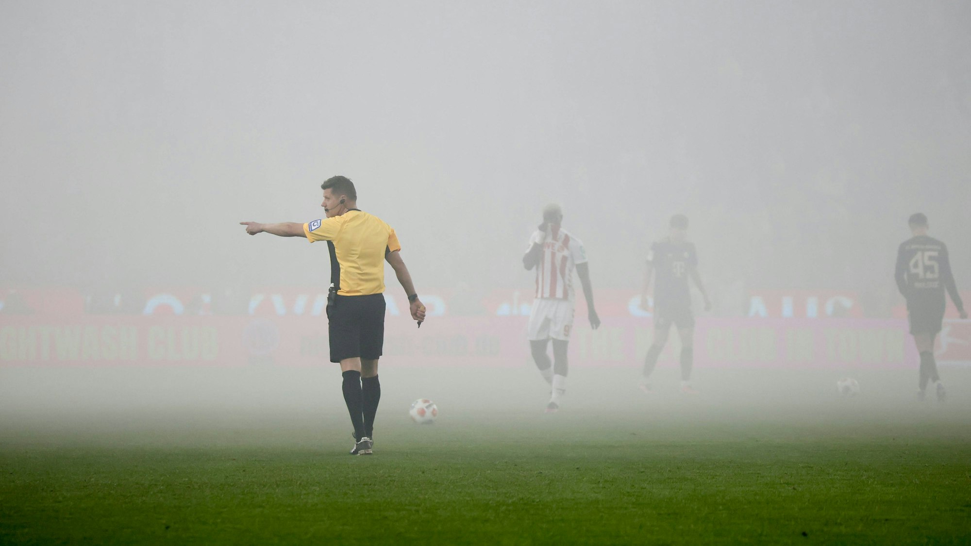 Der Rauch nahm Spielern und Zuschauern die Sicht; Schiedsrichter Ittrich unterbrach die Partie für mehr als zehn Minuten, was die Strafe drastisch erhöhen wird.