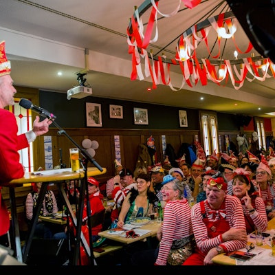 „Liebenärrinnenunnnarrn ...“ Der lallende „Sitzungspräsident“ Volker Weininger bei der Jeckespillsitzung.