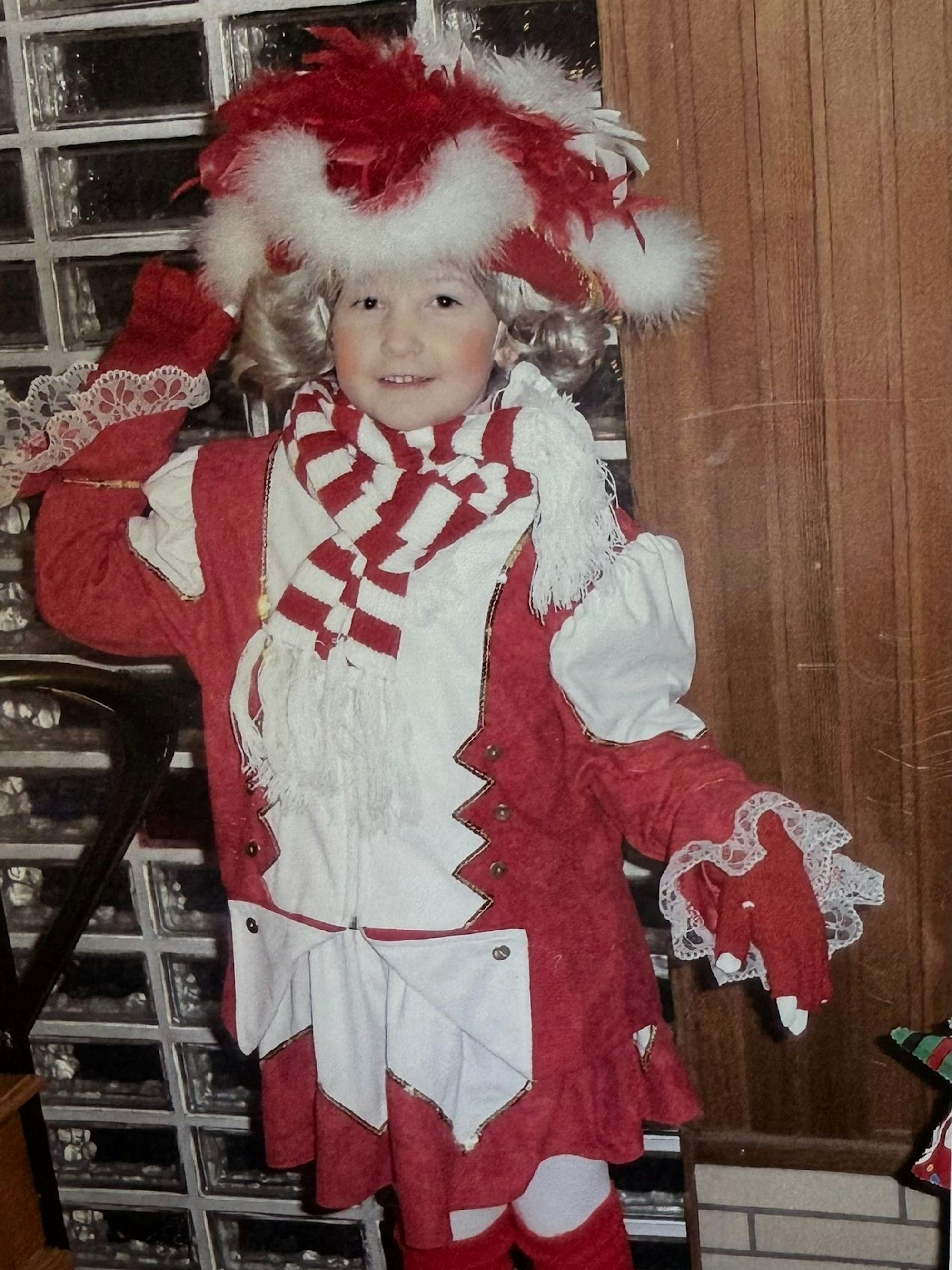 Lea Rodenbach steht mit einem Tanzmariechenkostüm in einer Hausdiele.