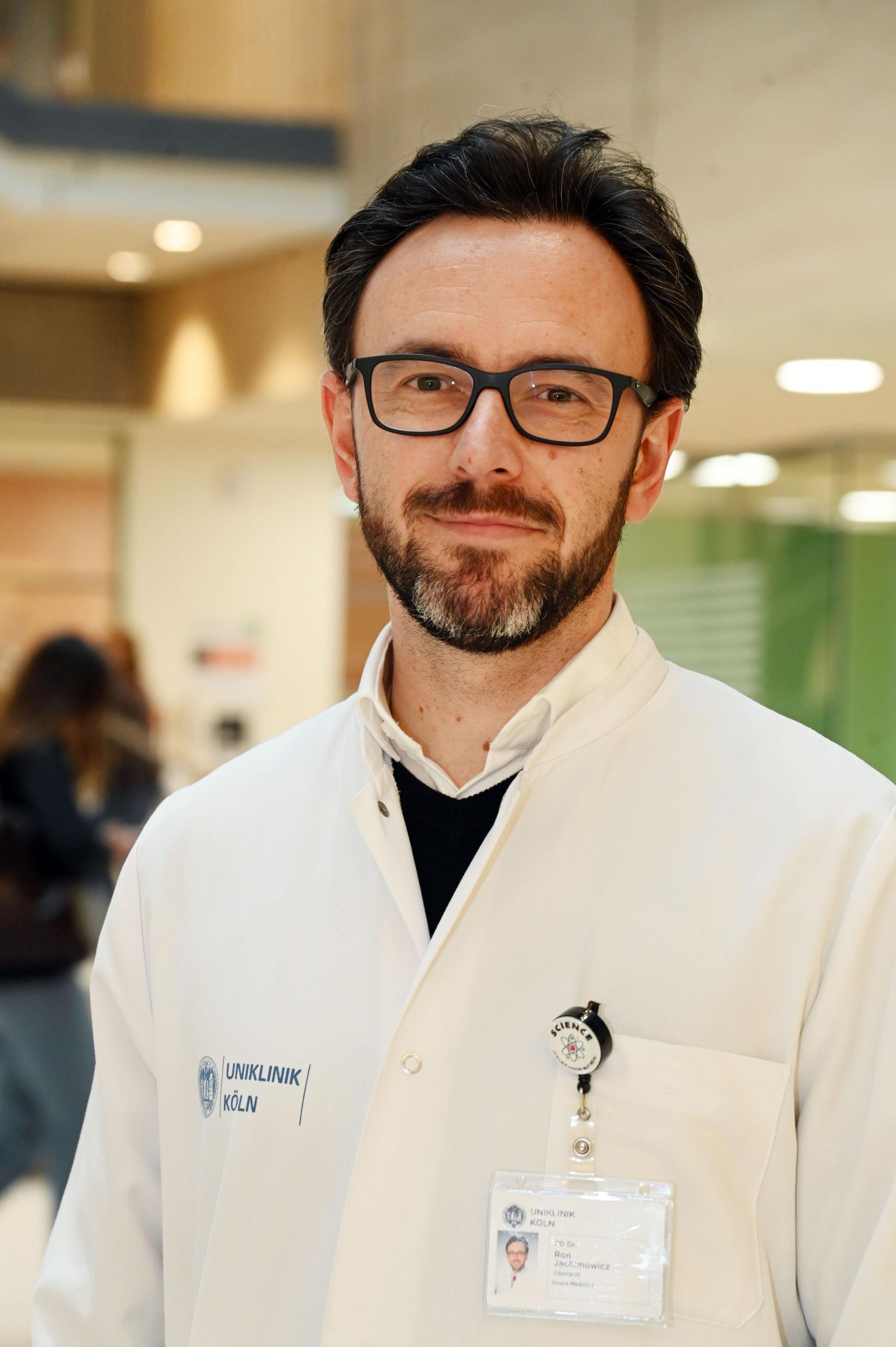 Dr. Ron Jachimowicz ist im Porträt zu sehen.