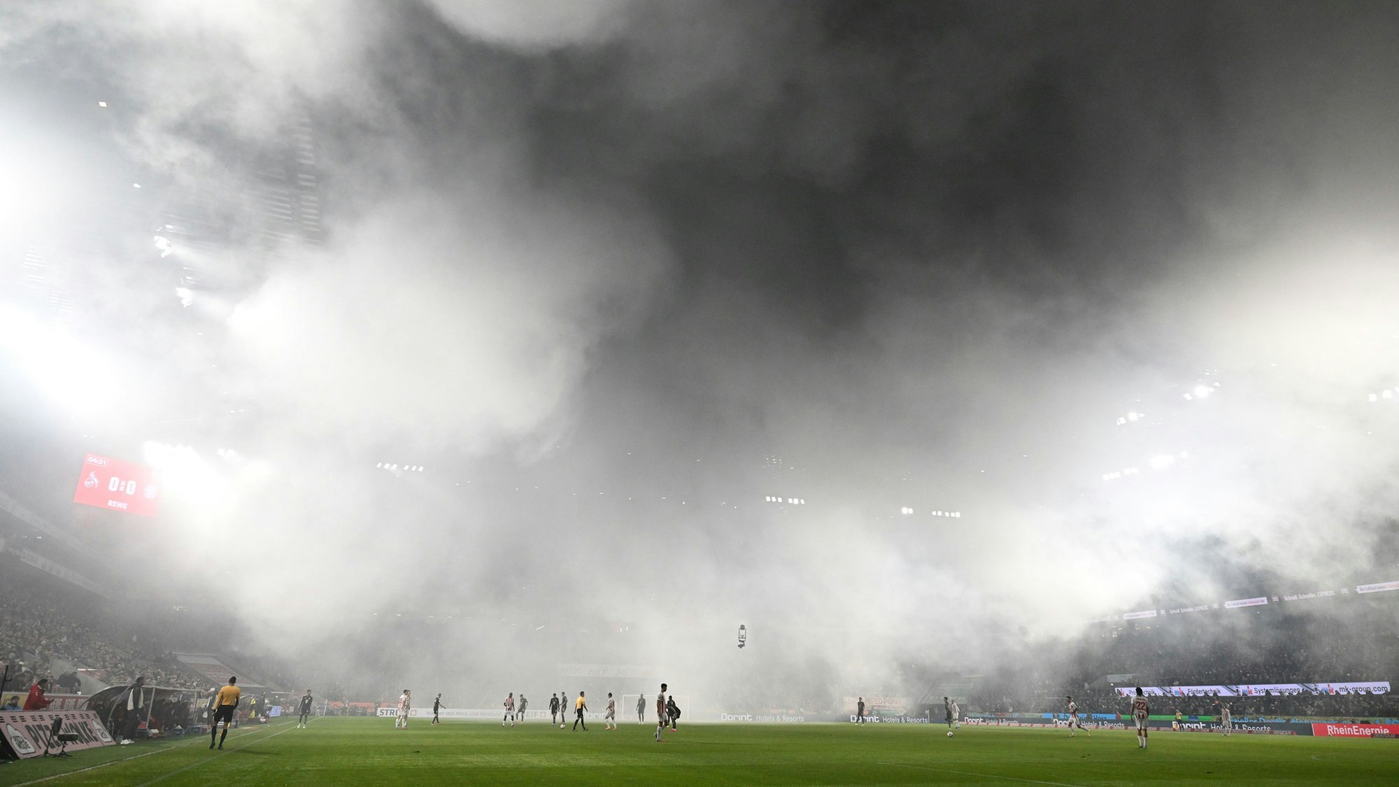 Das Spiel in Köln musste aufgrund von dichtem Nebel unterbrochen werden.