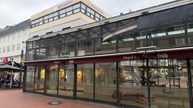 Die Sanierung des Glashauses des früheren Café Deyks läuft.