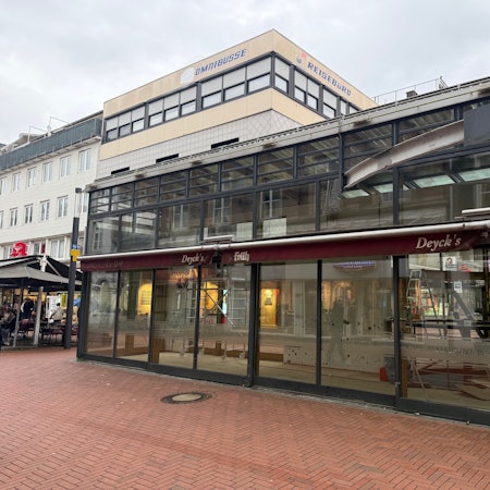 Die Sanierung des Glashauses des früheren Café Deyks läuft.